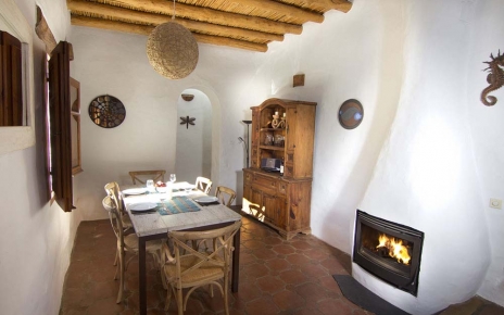 Comedor interior rústico y encantador